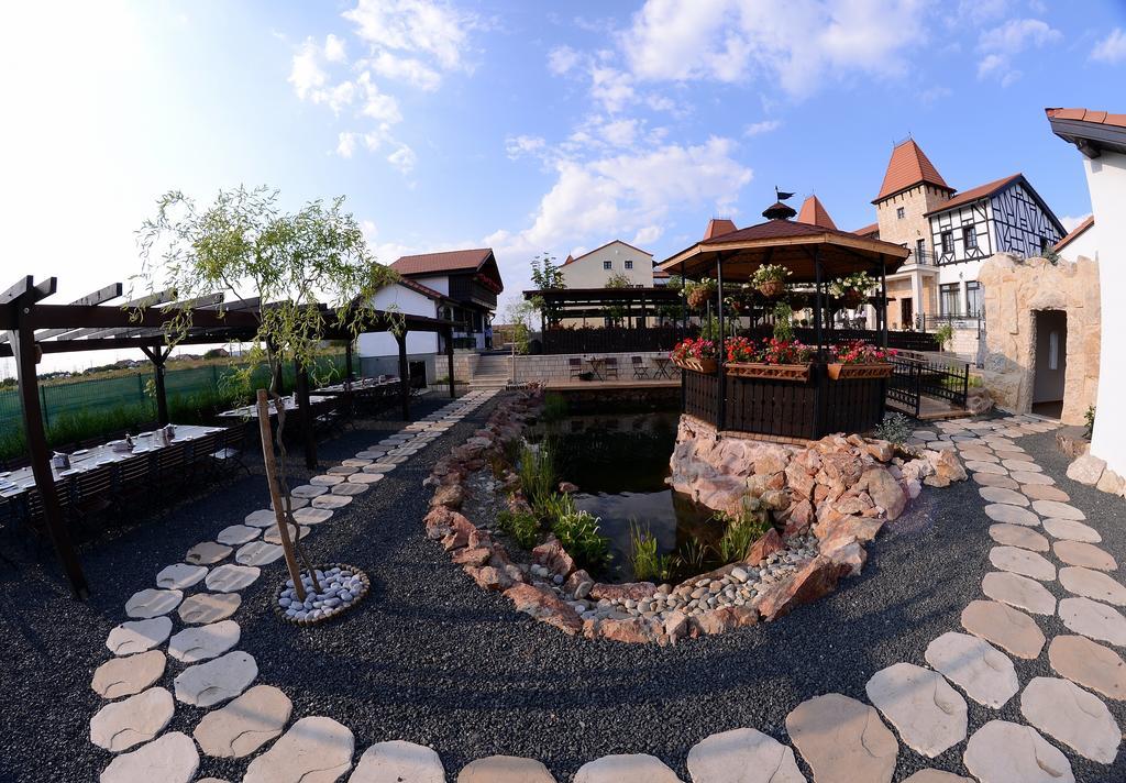 Hotel Castel Royal Mosnita Noua Exterior photo