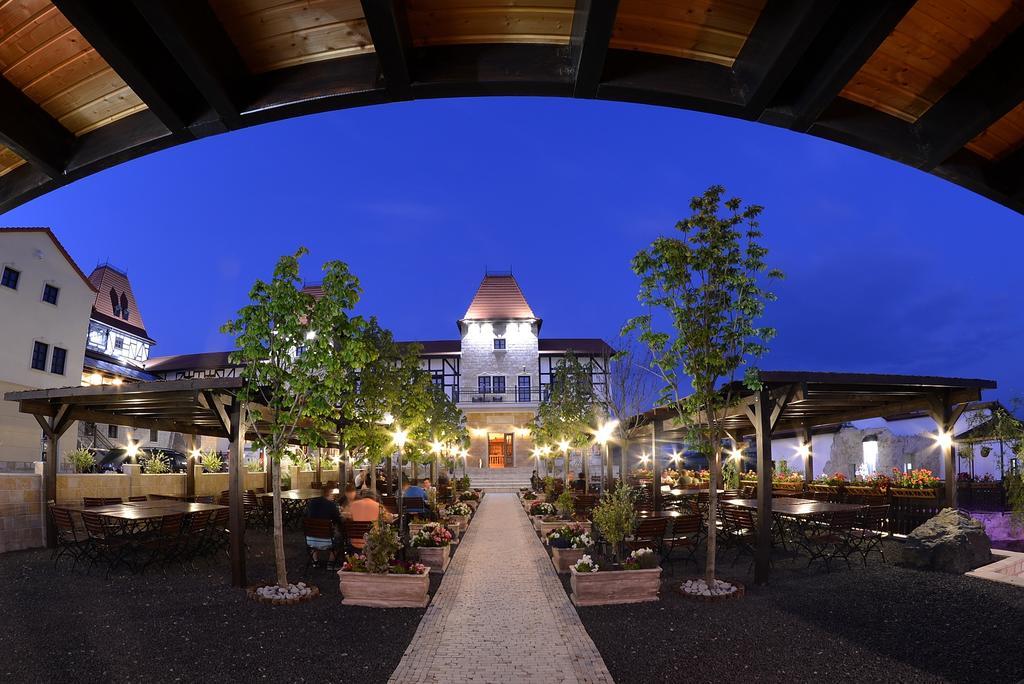Hotel Castel Royal Mosnita Noua Exterior photo