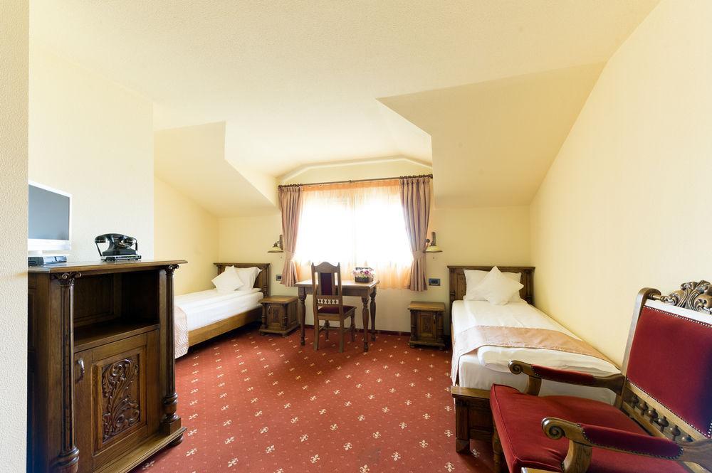 Hotel Castel Royal Mosnita Noua Exterior photo